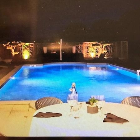 Sous Les Pins Hotell Étoile-sur-Rhône Exteriör bild