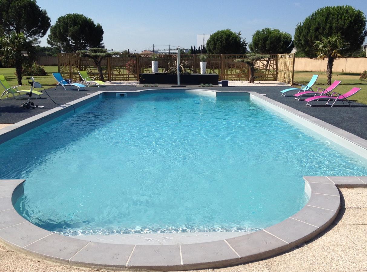 Sous Les Pins Hotell Étoile-sur-Rhône Exteriör bild